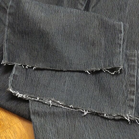 Bisou Bisou black rough hem capris  Sz 6 - Picture 8 of 10